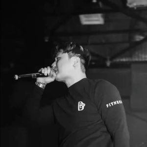 黄色视频男人舔女人下面
